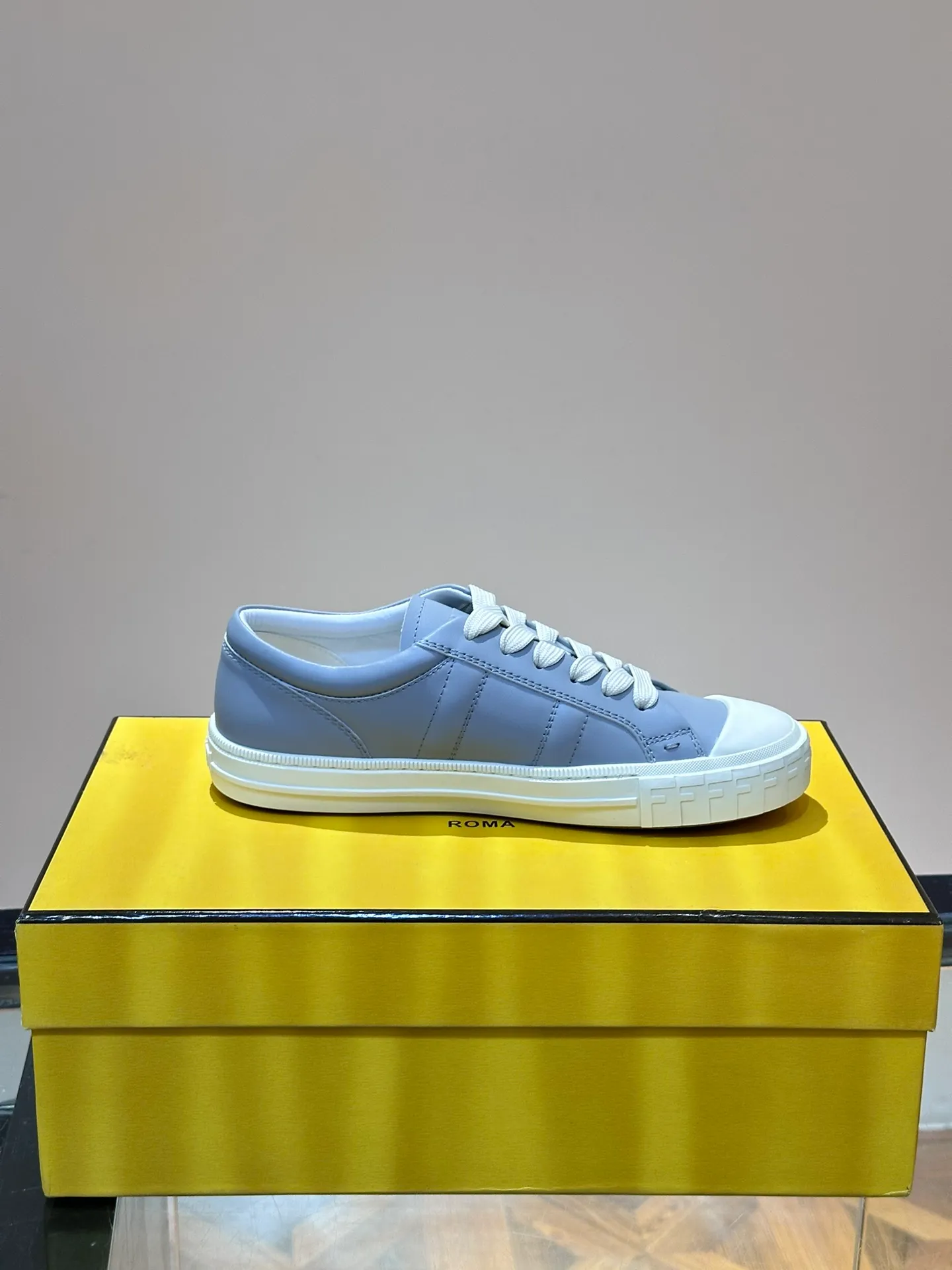 Men's Men's Shoes 💰380 [New Style] 🍿🍿Fendi Fendi Casual Sneakers Skateboard Shoes, the new Domino sneakers have become a favorite shoe. For those who want to create a simple and FENDI-characteristic look, this shoe is the perfect choice. Because this sneaker is one of the most cost-effective among FENDI's entry-level sneakers, it provides a great opportunity to attract and attract all customers who love easy and comfortable everyday sneakers. Size: 38-45 (men’s size 38.45 customized)